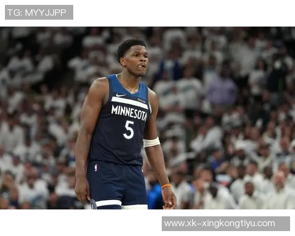 爱德华兹背部痉挛成疑队记透露揭幕战客战开拓者最新动态