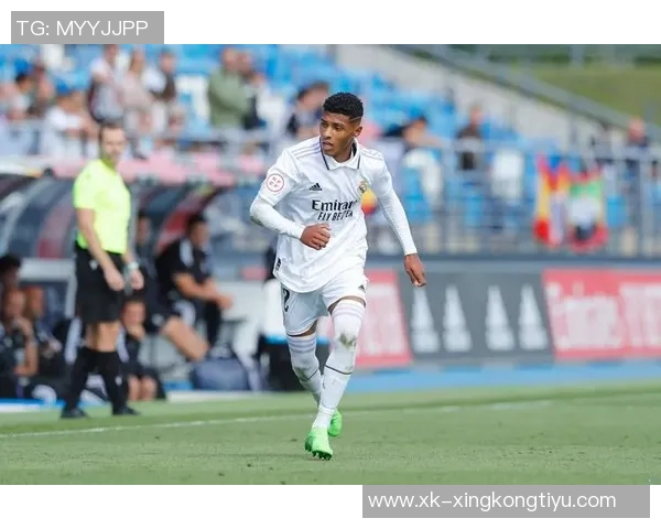 马卡分析吉梅内斯复出后防线组合的稳定性与潜力