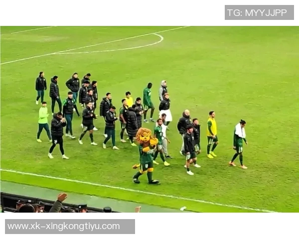 国安主场失利海牛球迷嘘声四起球员赛后谢场遭冷遇 国安主场失利海牛球迷嘘声四起球员赛后谢场遭冷遇